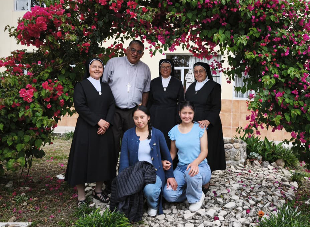 MONS. VÍCTOR EMILIANO Y SIERVAS DE JESÚS